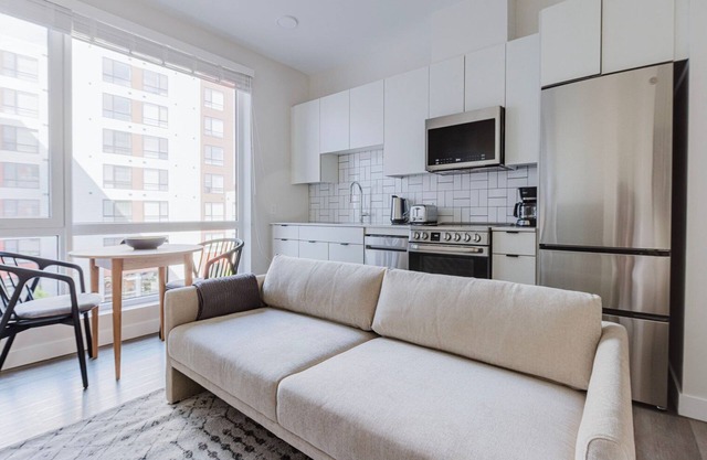 Luxe Revere Studio w/Lounge, Game Room, W/D, A/C, by Blueground