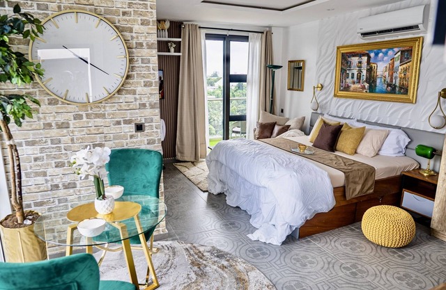 Luxe rooftop studio in Cantonments steps away from Nekter lounge w/pool & gym