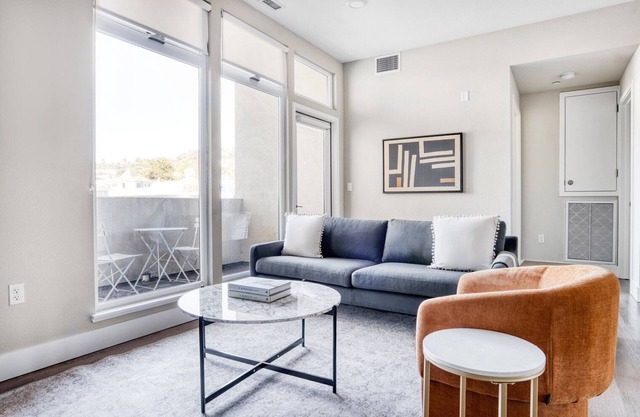 Luxe San Carlos 2BR w/Gym, Pool & BBQ, walk to Caltrain, by Blueground