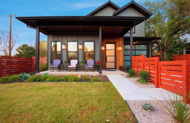 LUXE Spacious Downtown Retreat; SwimSpa; BBQ&FreeParking; Steps2 Moody&UT&6th St