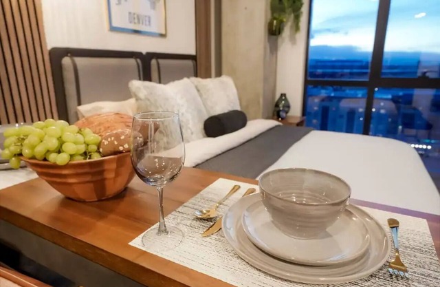 LUXE Unit w/Magnificent Views Quality Workspacenn