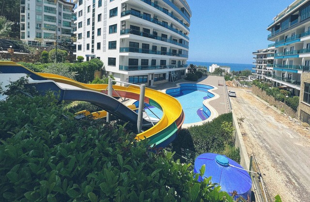 Luxeriöse Duplex Wohnung mit Pool, Garten, Balkonen in Meeresnähe