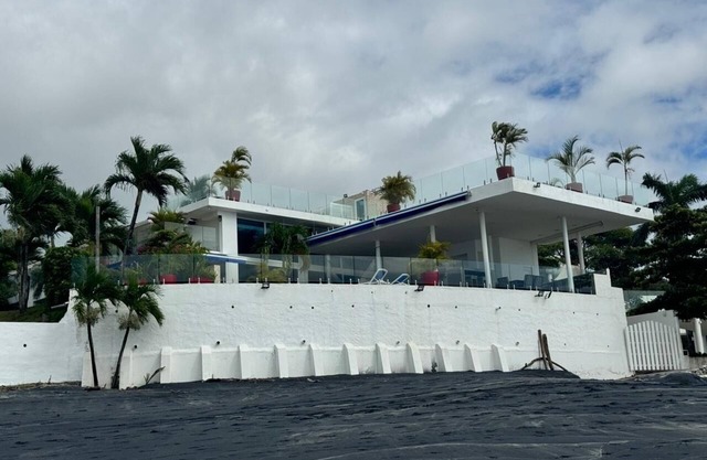 Luxury Beach front 7-bedroom house with AC in Playa Coronado Panama
