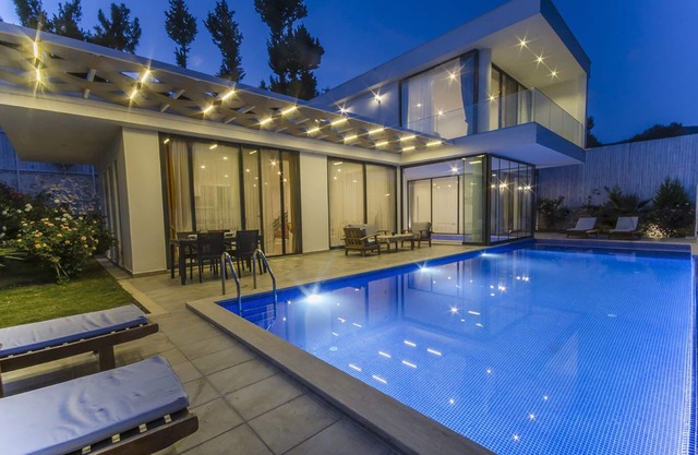 Luxurious 2 Bedroom Villa with Large Secluded Pool and Lots of Outdoor Space