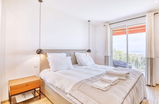 Luxurious 3BR apartment with stunning sea views, pool, tennis & prime location