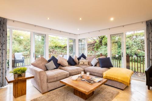 Luxurious 4 Bedroom New England Style Villa - Trewhiddle V16