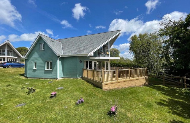 Luxurious 4 Bedroom New England Style Villa - Trewhiddle V12