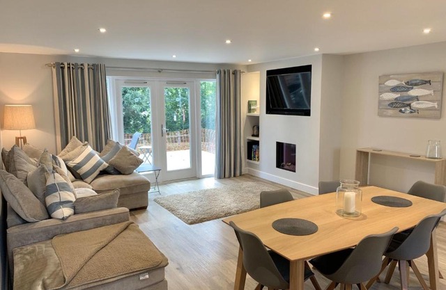 Luxurious 4 Bedroom New England Style Villa - Trewhiddle V13