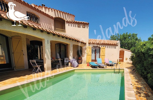 Luxurious 5-bedroom air-conditioned villa with large swimming pool 300m from the beach