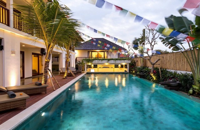 Luxurious 7BR Villa In Berawa - 9Min Drive To Batu Bolong Beach! W/Swim Pool!