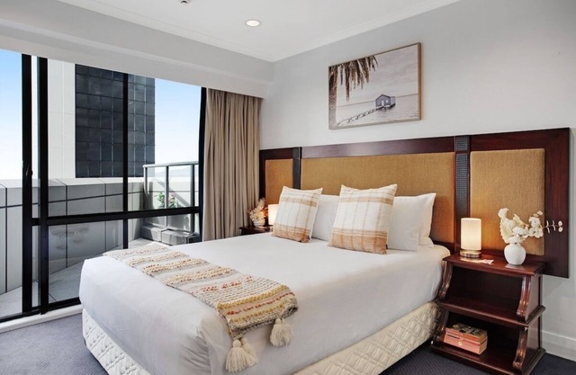 Luxurious Apt with Rooftop Heated Pool Gym Tennis