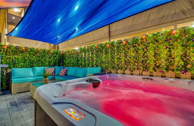 Luxurious Beach Side HOT TUB VILLA/Miami themed/2 story/updated