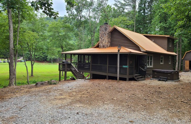 Luxurious Brown Mountain River Cabin 4BR/3Bath w/Hot Tub and Fire Pit