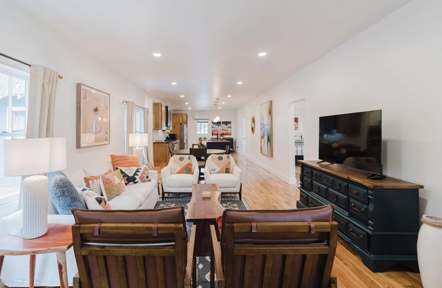 Luxurious Bungalow - 8 minute walk to OU!