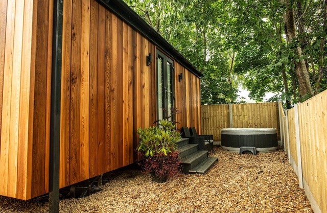 Luxurious Canal-side mini lodge in Llangollen.
