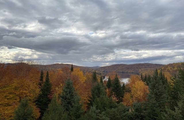 Luxurious comfortable Lakeview Cap Tremblant Smart Home Condo with A/C