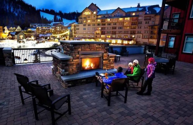Luxurious & Comfy Ski In/Out Oasis ~ Hot Tub ~ BBQ