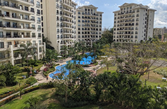 Luxurious Condo, 5min walk to beach/town, Amazing pool and amenities !