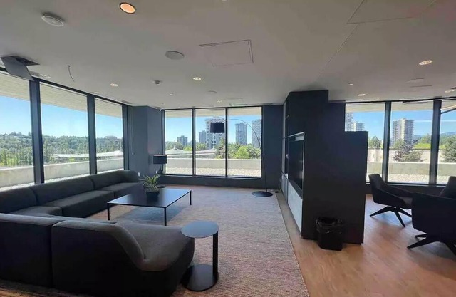 Luxurious Condo by Skytrain