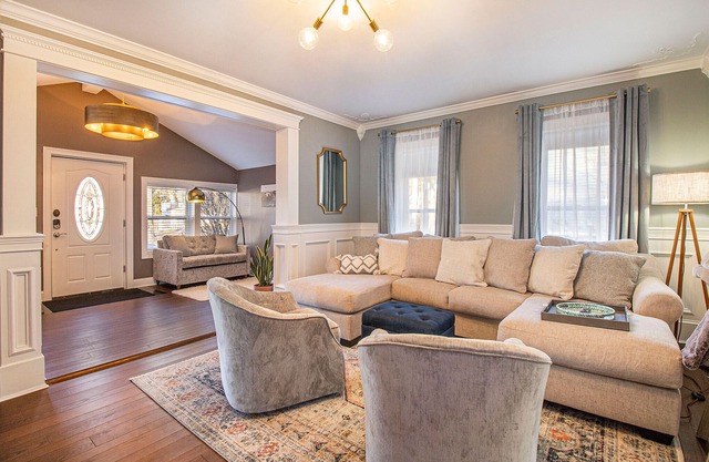 Luxurious downtown home w/hot tub