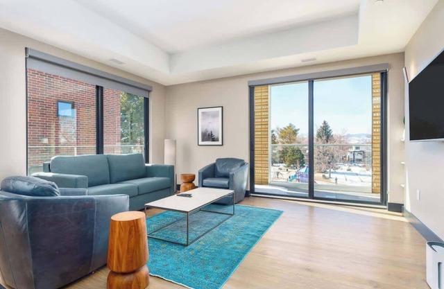 Luxurious Flat w/Private Balcony & Mtn Views!