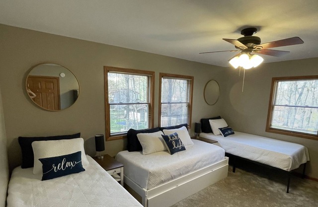 Luxurious House with Huge Yard, Lake Access and Hot Tub. Sleeps up to 15 guests!