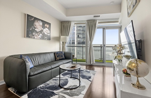 Luxurious lakeview condo near Scotiabank Arena with parking