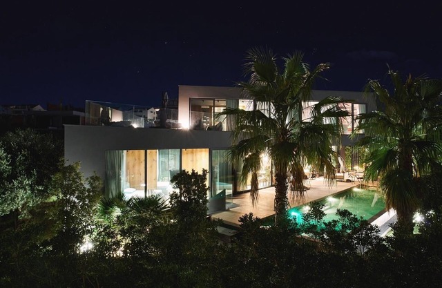 Luxurious modern 5-bed Villa w/private pool, landscaped garden, sauna & gym