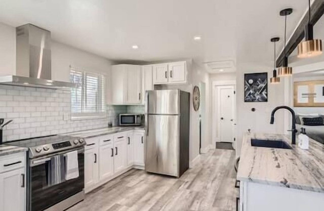 Luxurious & Modern! Sauna, Great Neighborhood, West Denver
