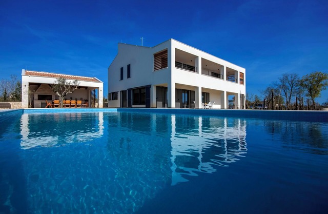 Luxurious oasis, surrounded by olive groves, heated pool