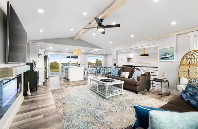 Luxurious Oceanview beach house W/hot tub