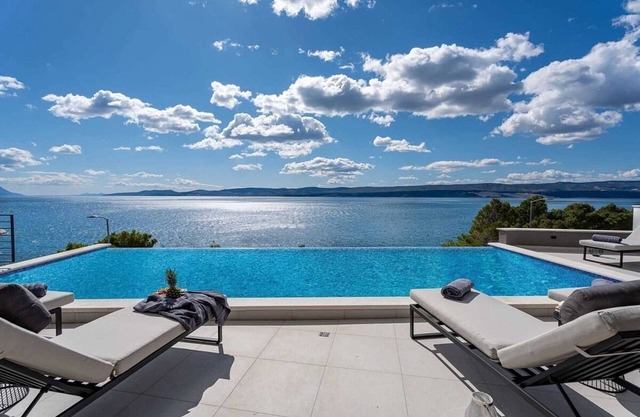 Luxurious Seafront Villa on the Omis Riviera - Private Pool, Sauna, Jacuzzi, Gym & Panoramic Views!