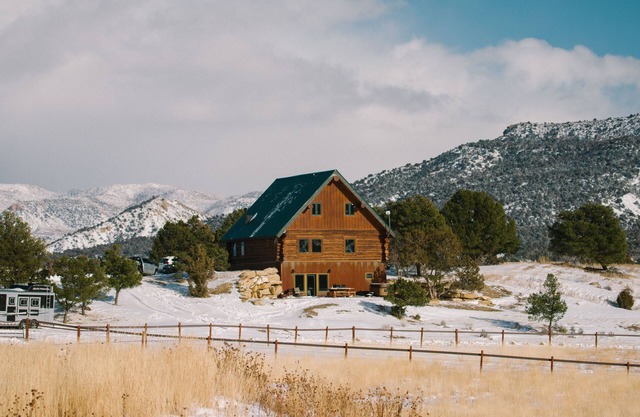 Luxurious, secluded log cabin. Mountain views. Sauna, hot tub. 3 primary suites.