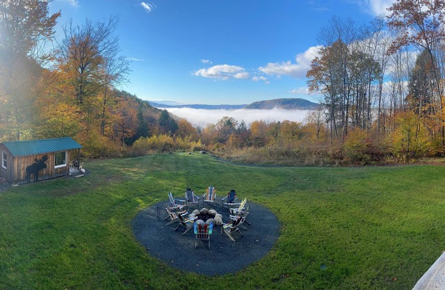 Luxurious, stunning views, private setting, pet friendly, firepit ,EV, WIFI, AC