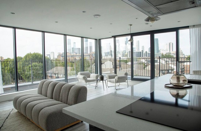 Luxurious Two Bedroom Penthouse with Canary Wharf Views