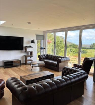 Luxurious, Unique & Elegant Cottage with Hot Tub