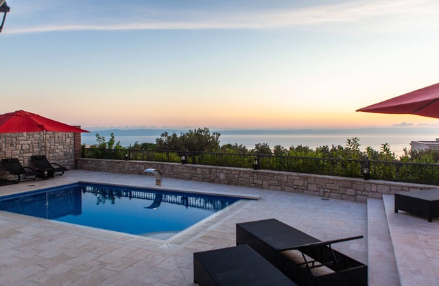 Luxurious villa, new with spectacular sea views