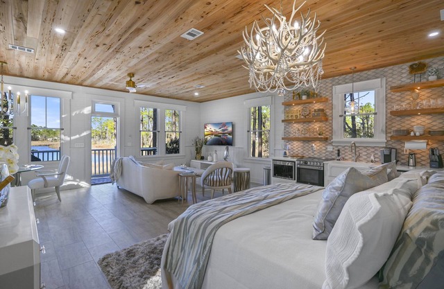 ★Luxuriously Romantic One-Of-A-Kind Treehouse w/Canoe, Fire Pit and More★