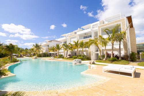 Luxury 1 BR at Aqua Esmeralda Private Beach Access