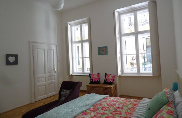 Luxury 2 Bed 2 Bath Apartment, Sleeps 4, Central Budapest, Andrassy, Opera