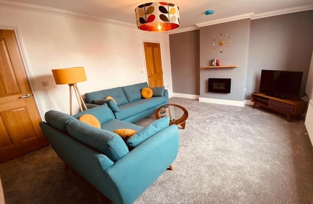 Luxury 2 bed apt 4 mins from M6 J44 pet friendly,