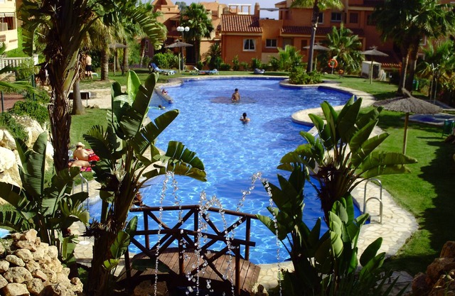 Luxury 2 Bed Apt Free UK & Spanish TV & Fibre Wi-FI . Air Con.