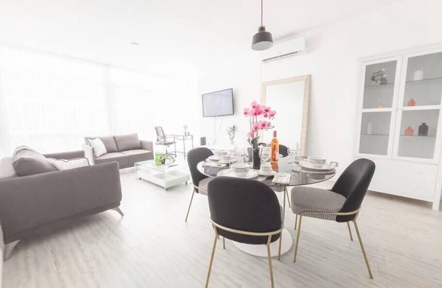 Luxury 2 bedroom apt free parking and Pool