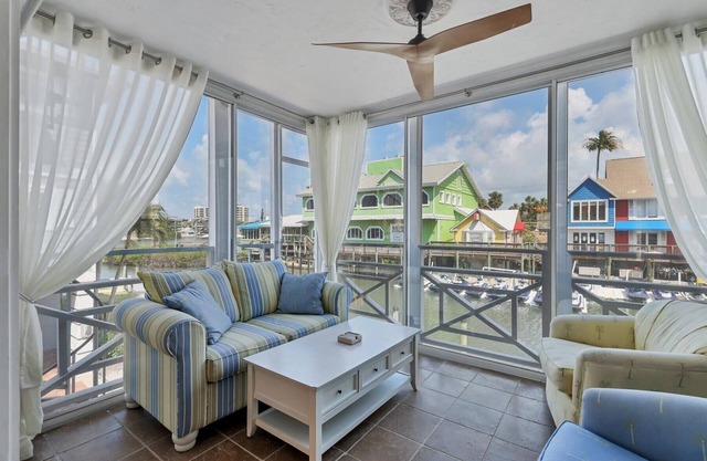 Luxury 2 Bedroom Waterview Condo w/i walking distance of Siesta Key Beach