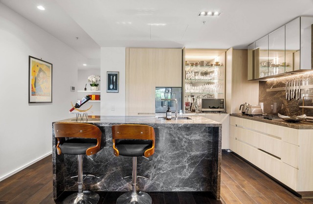 Luxury 2B2B Albert Park Lakeside Apartment w/Car Park, Pool, Sauna & Gym