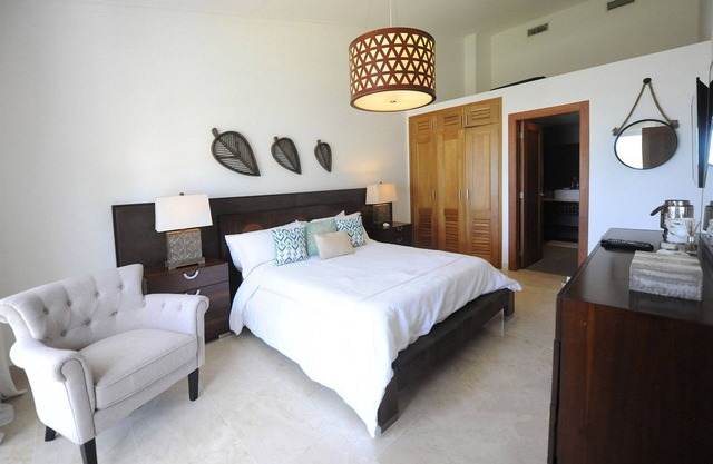 Luxury 2BD condo on sandy beach, sea views, pool, gym, tennis, golf course!