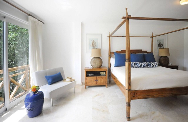 Luxury 2BD condo with views on golf course… Right on sandy beach
