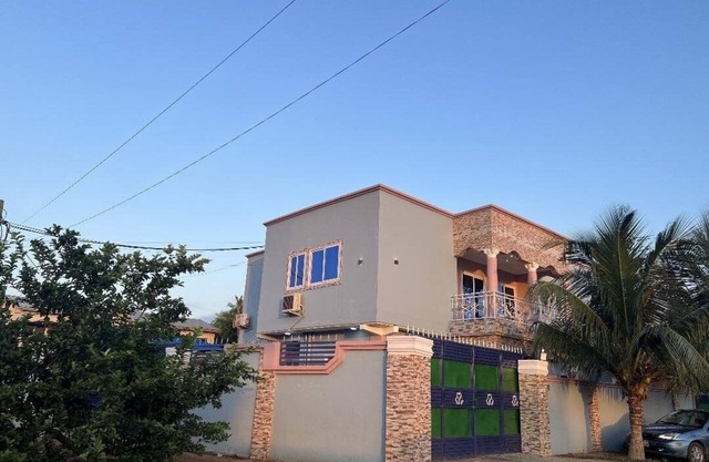 Luxury 2BR Accra, Near Beach with WiFi, Breakfast, 20min Airport.