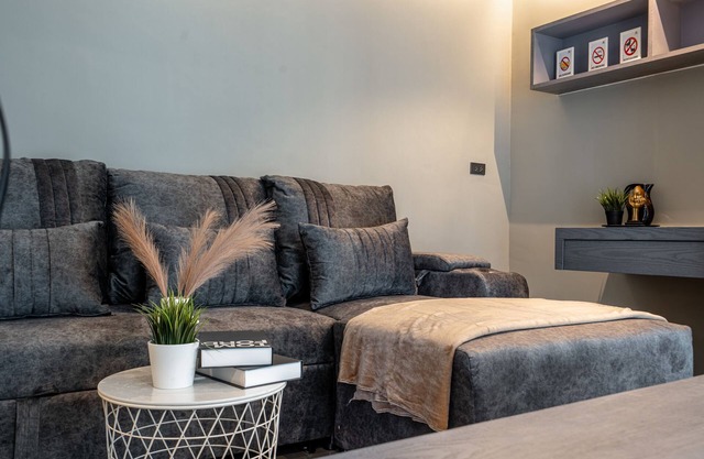 Luxury 2BR Condo Pool & Rooftop Bar D602/3