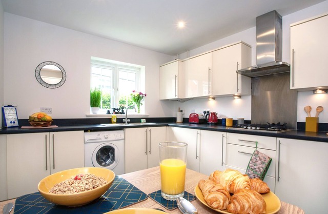 Luxury 3 Bed Cottage on Private Walkway with Parking